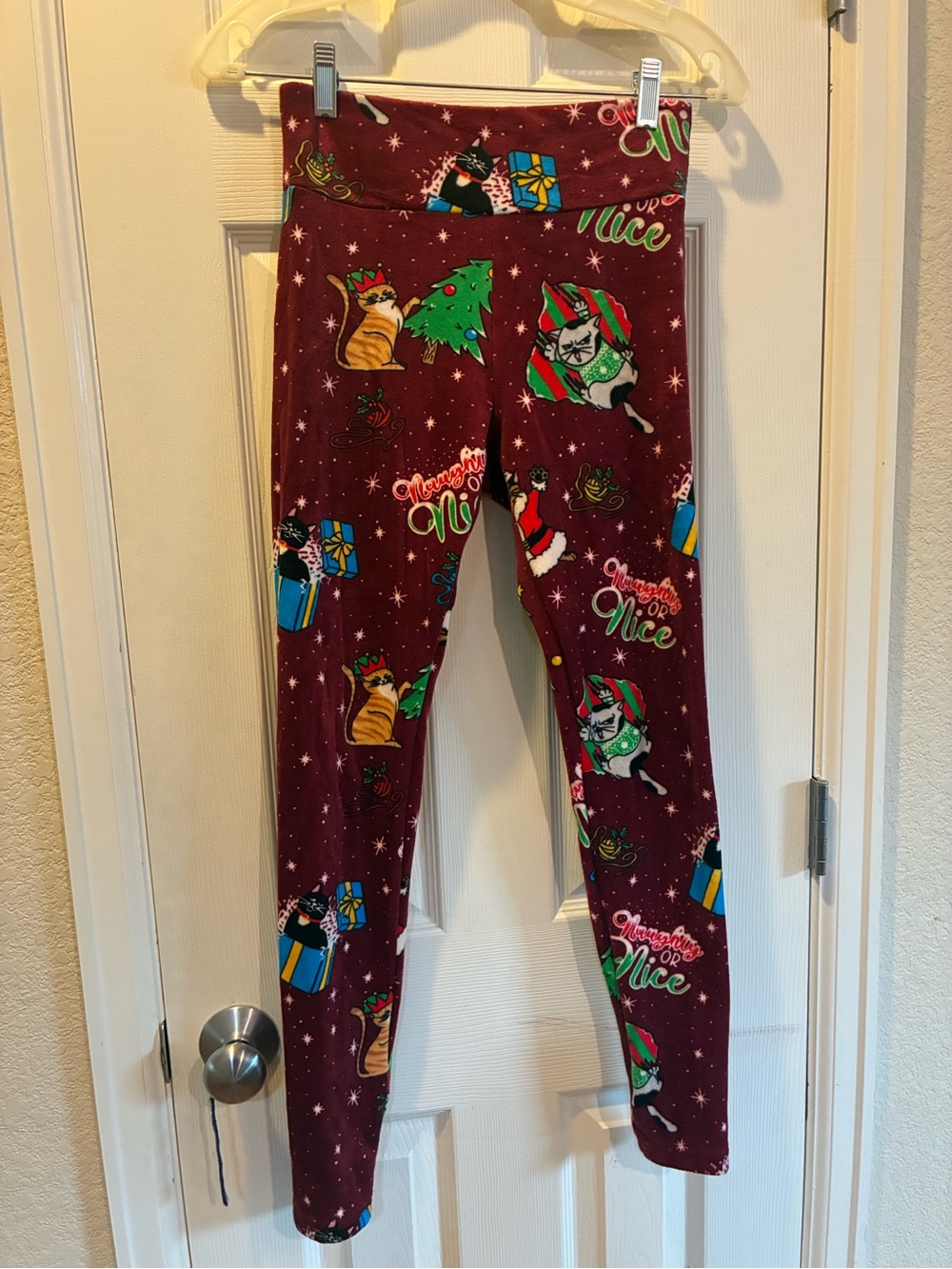 No Boundaries Burgundy Holiday Cat Print Leggings
